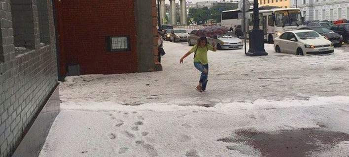 Ασπρισε η Αγ. Πετρούπολη Ιούλιο μήνα από το χιόνι (βίντεο)